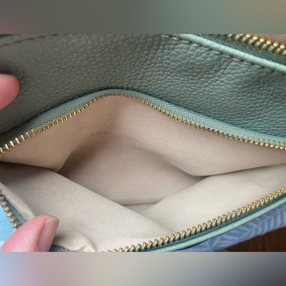 Divinia Firenze | Mint Green Pebbled Italian Leather Purse | Crossbody - Picture 6 of 15